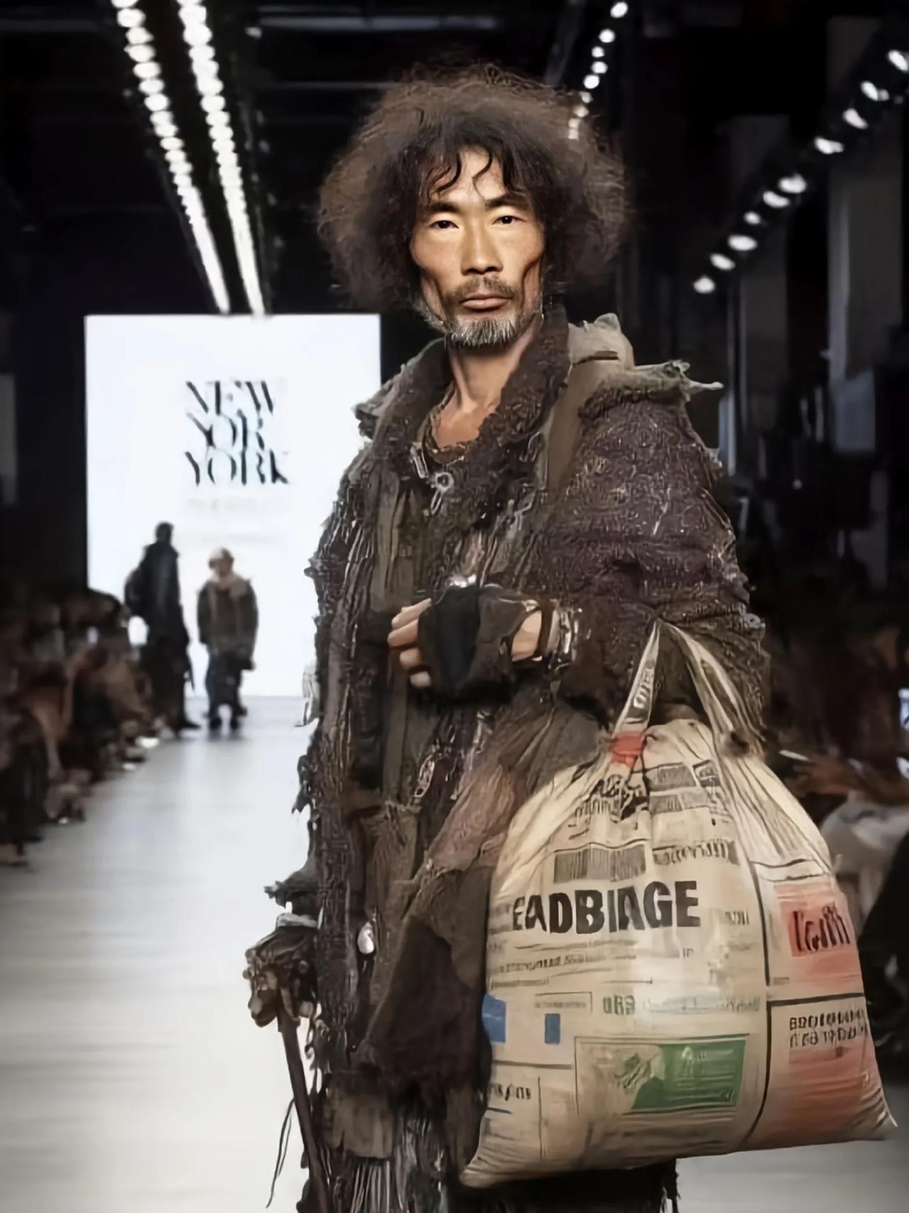 T台上的走秀搞的和街上的流浪汉一样，这设计师可能想展现出颓废之美吧？

哎！都怪