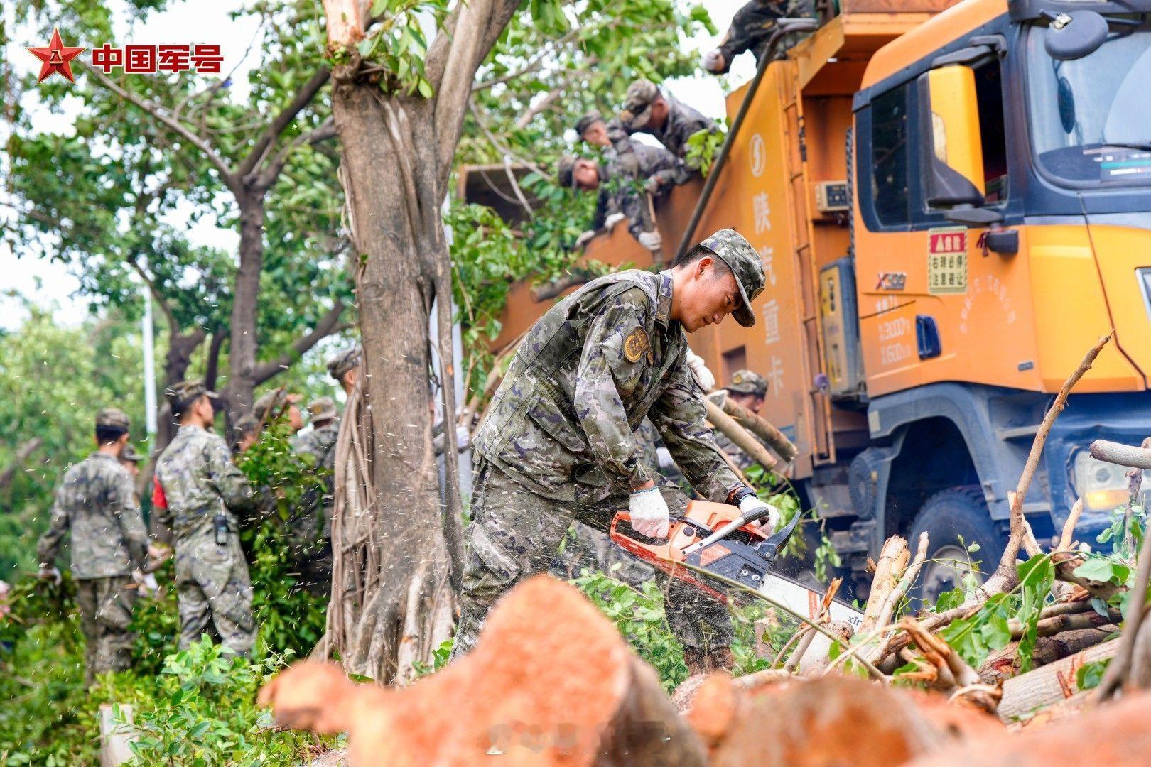 【武警官兵持续投入台风“剑鱼”灾后清障任务】8月26日，武警海南总队1200余名