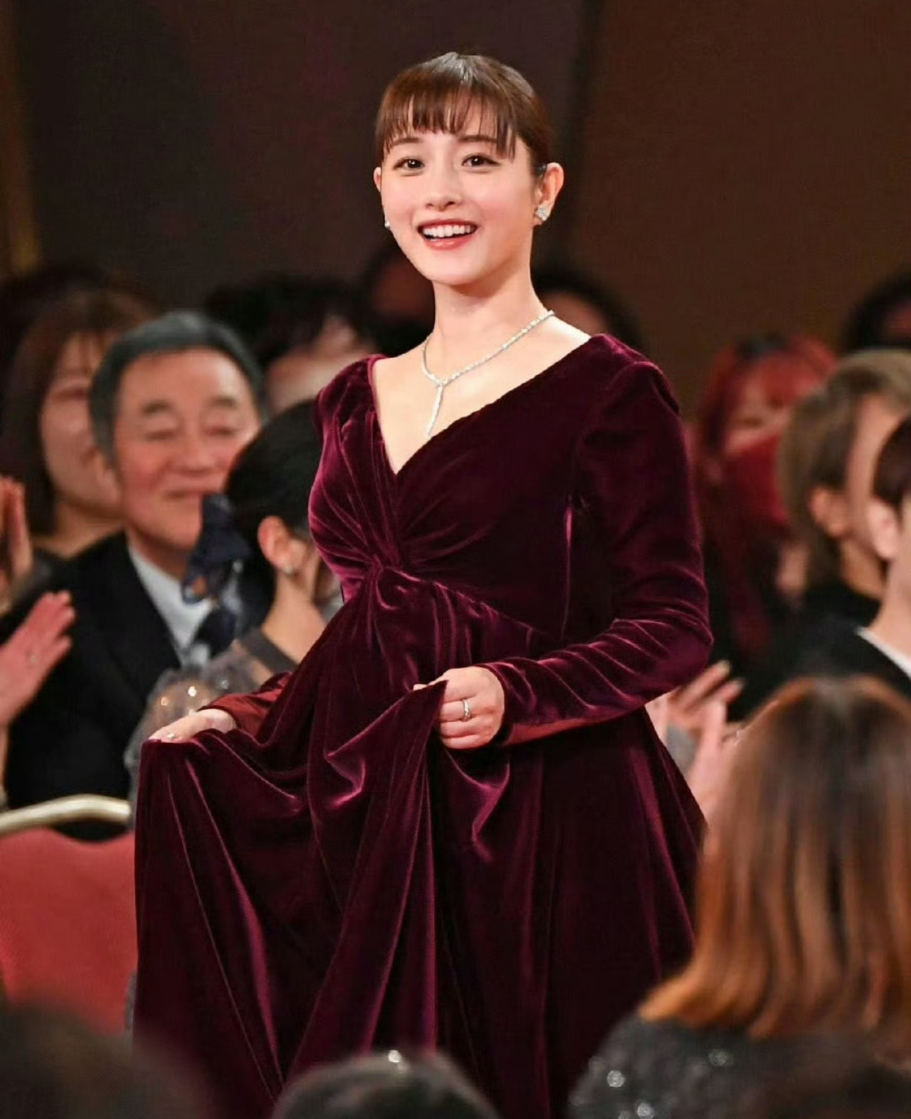 石原里美挺孕肚参加颁奖礼石原里美状态 还是那个笑容灿烂的十元[抱一抱][抱一抱]