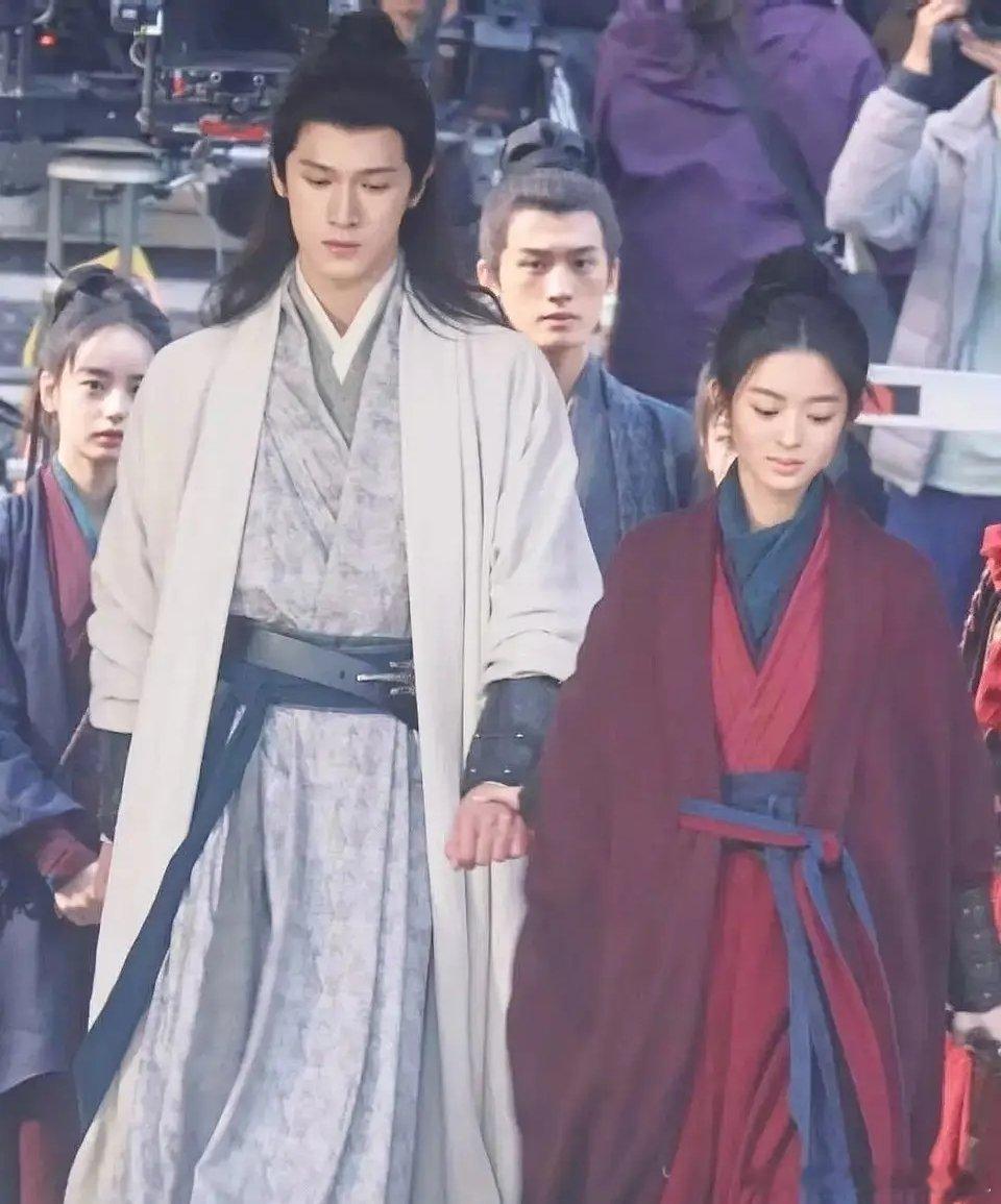 黄在这部剧就一个小女孩子，还没长开，都不算少女，跟男主感觉错位了 