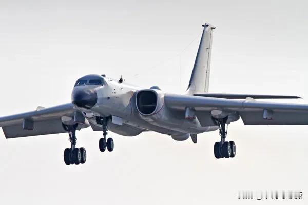 轰-6K“战神”是我国对老旧平台实施深度现代化升级的中远程战略轰炸机，也是空军远