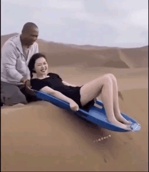 姐姐在开心的路上越走越远。
这创意不落俗，应该给满分。

高手创意