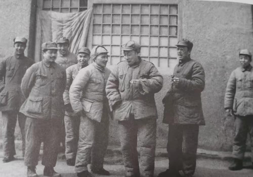 延安窑洞前站着的这么一群人，穿得破破烂烂、粗布旧衣，看着不起眼，可个个都是顶破天