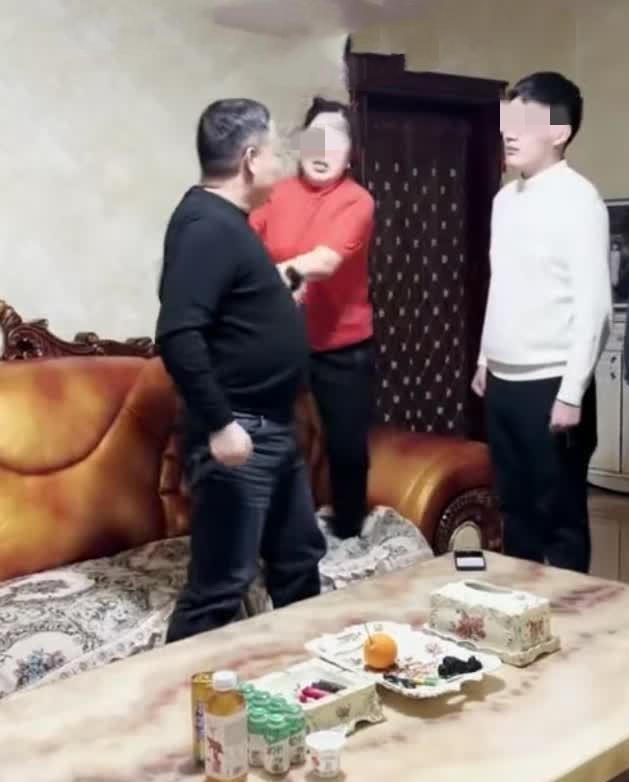 广州，女子离异后带着女儿嫁给离异带儿子的男子，婚后两人共同出钱买下一套房子，房本