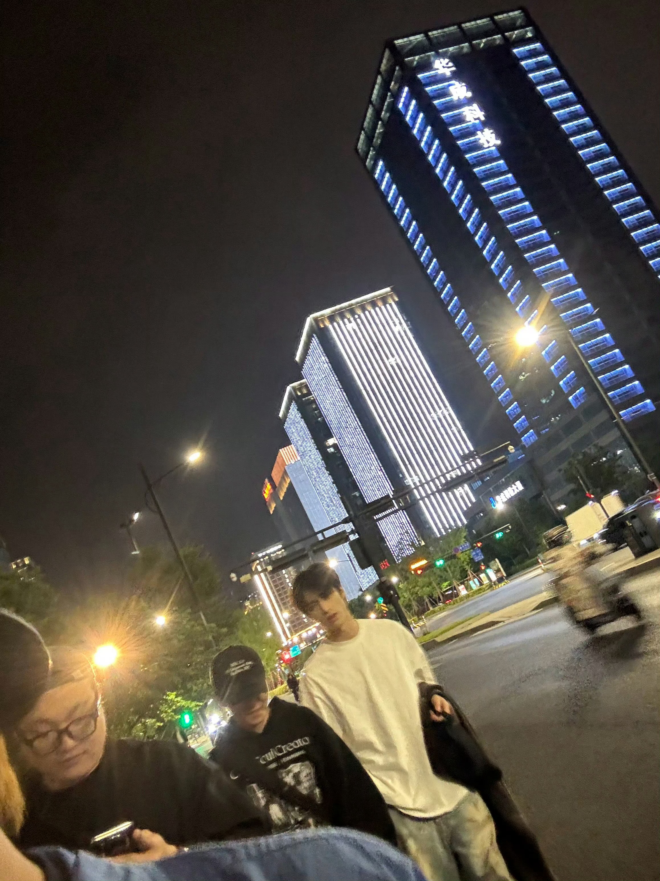 我怎么觉得张康乐这样在大街上走着，无妆无造型的街拍，反而比精致大片更戳人呢。 