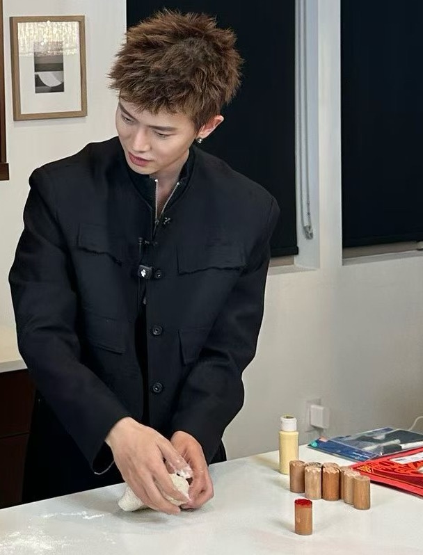 任嘉伦任嘉伦助力杨瀚森阿夫迪亚赠与任嘉伦定制球衣任嘉伦nba马力全开任嘉伦 NB