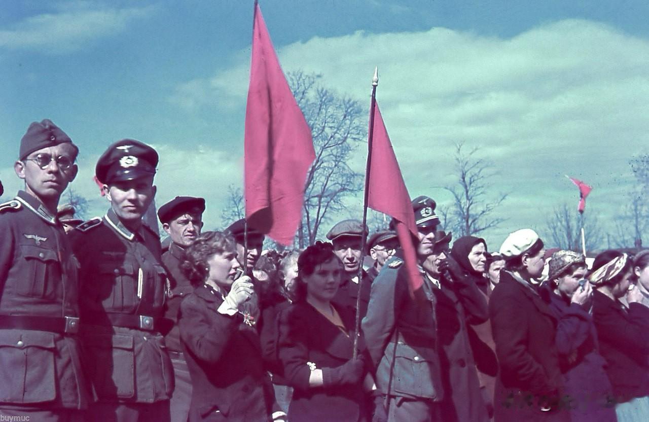 1943年5月1日，德军在占领的苏联城市斯摩棱斯克举行劳动节庆祝仪式。

德国二