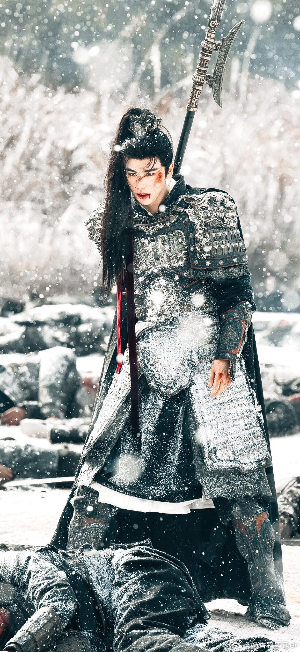 冷宫里疯了的妃子张凌赫像是在横店待疯了