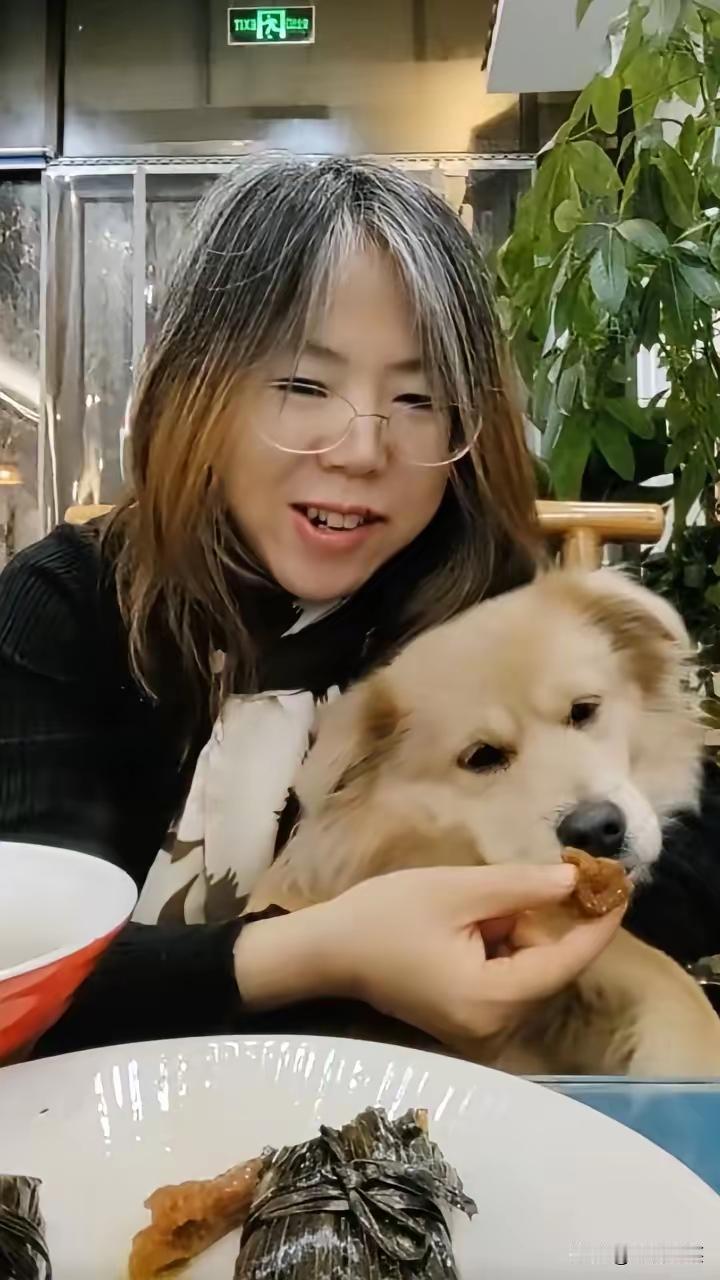 离谱到刷新三观！

   女子带狗进餐厅吃涮肉，

   让狗舔公共餐盘还不够，