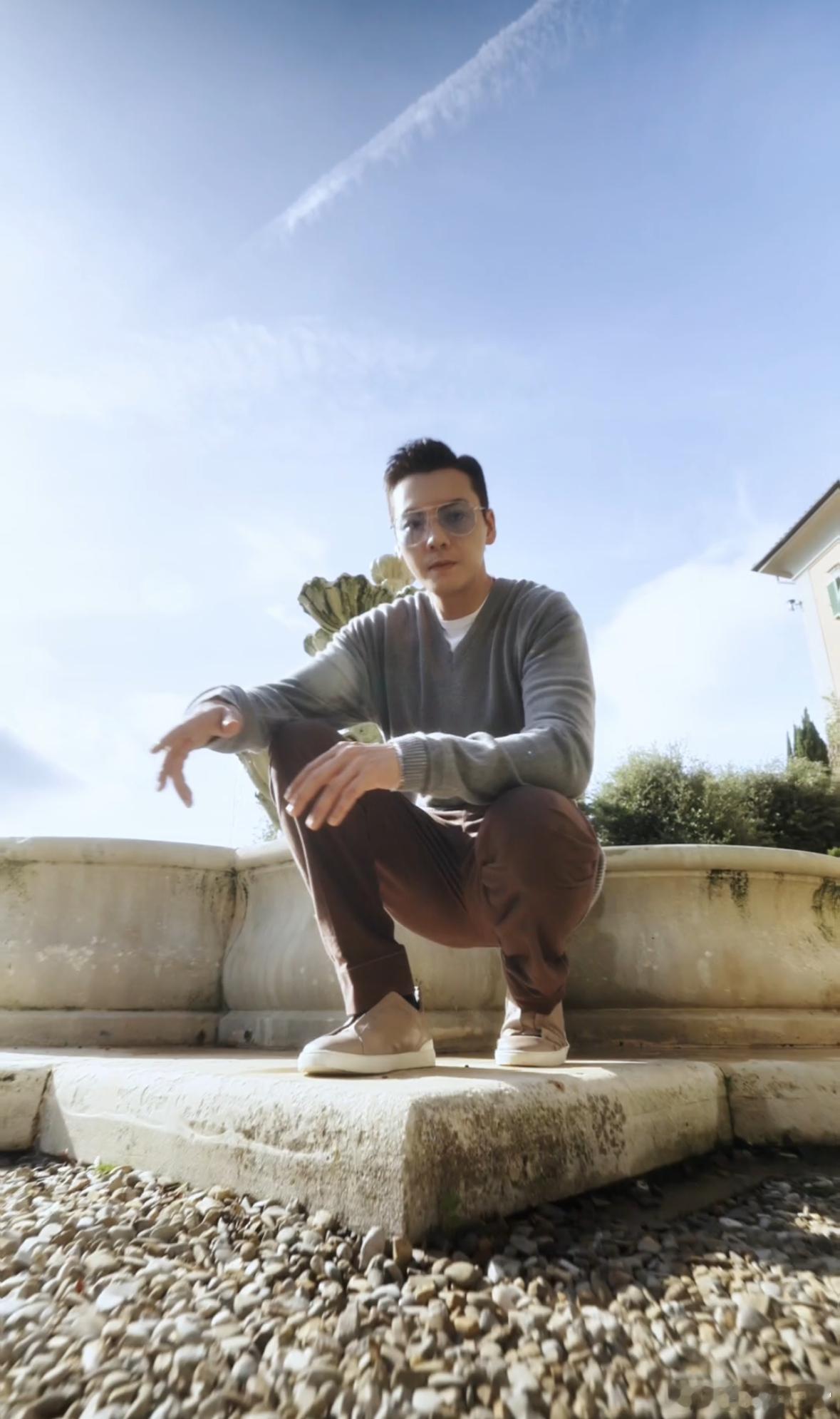 陈伟霆在“出发家族”带来的每一刻都充满魅力，尤其是第一次出国旅行！粤语的熟练和他