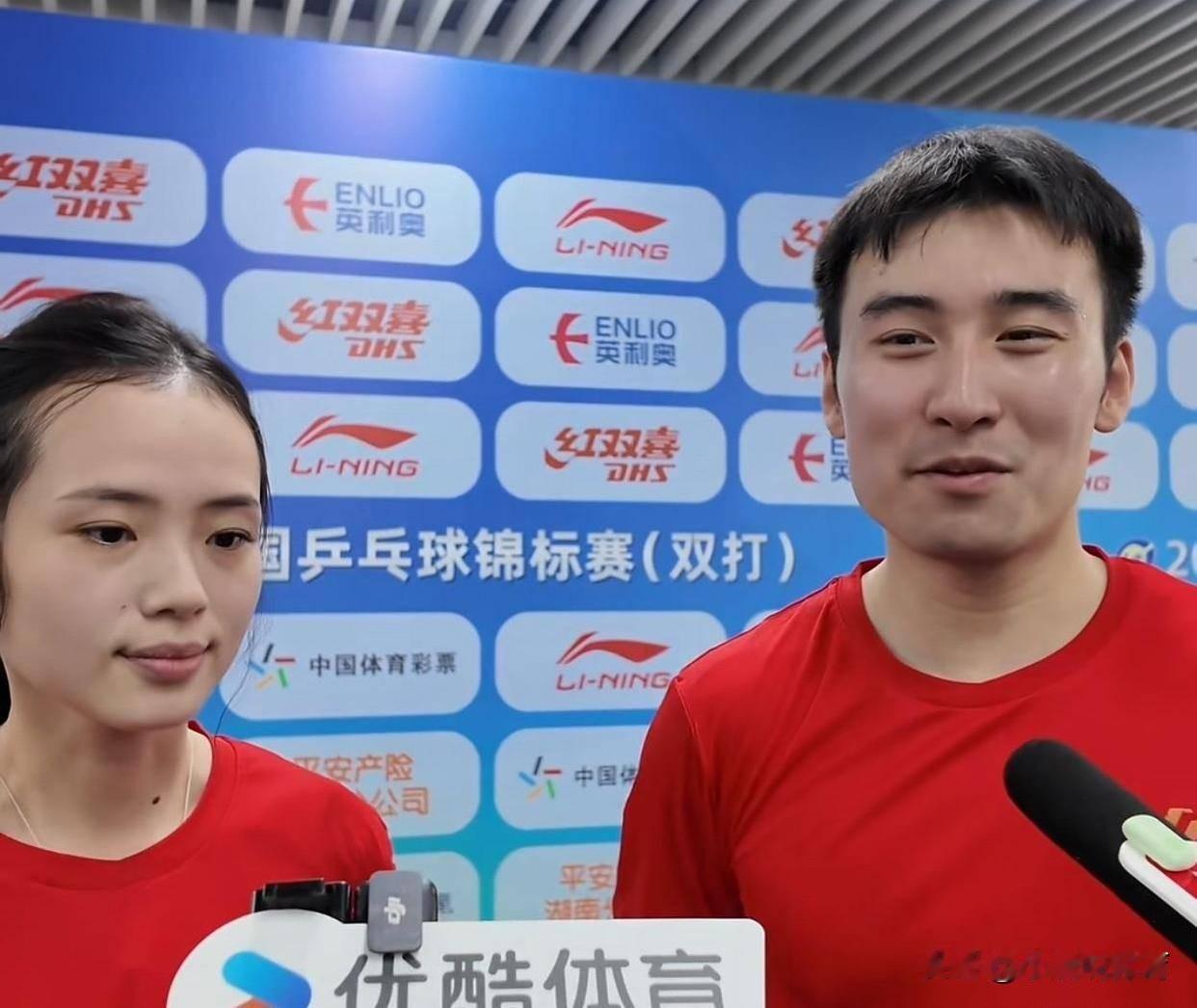 蹲昨天赛后直播采访的时候，我总算搞明白为啥段冬妍能圈一大堆粉丝。
 
根本不是长