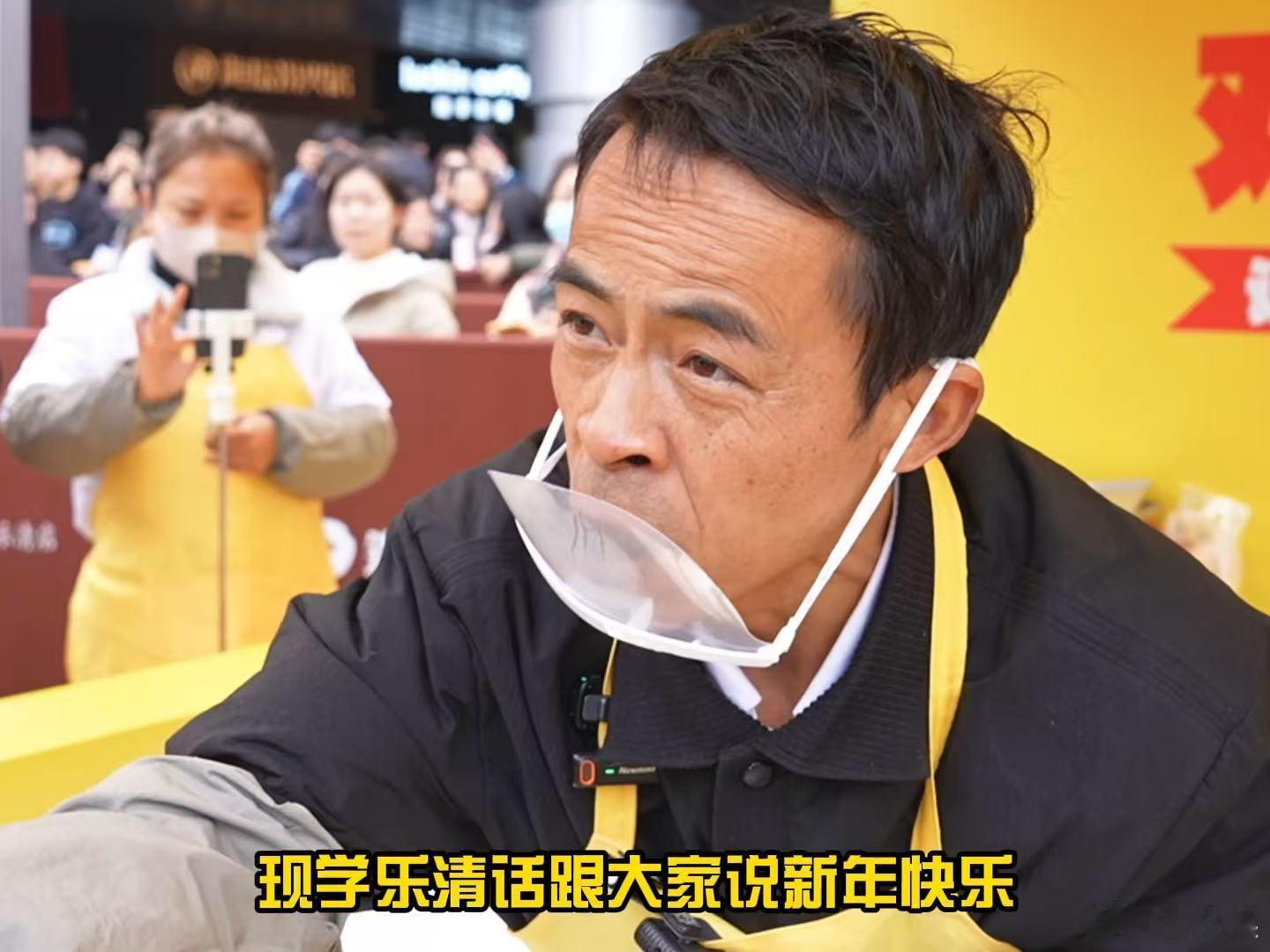 温州年味被鸡排哥拿捏了鸡排哥给温州人送春节祝福 鸡排哥李俊永空降温州，巧克力鸡排