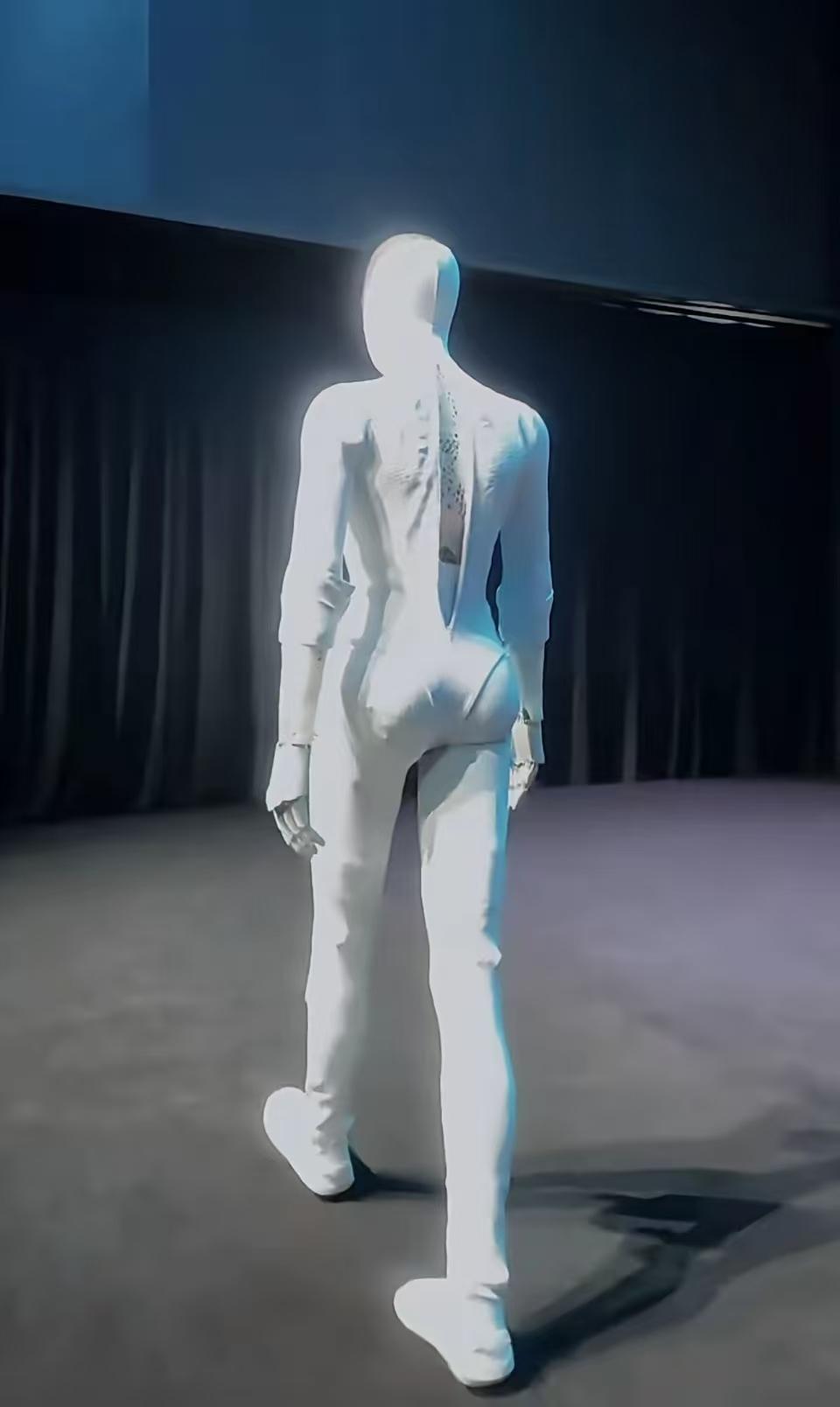 随着我们国内机器人的发展。
我认为要分出高下现在很难评论。
但是我有个建议。那就