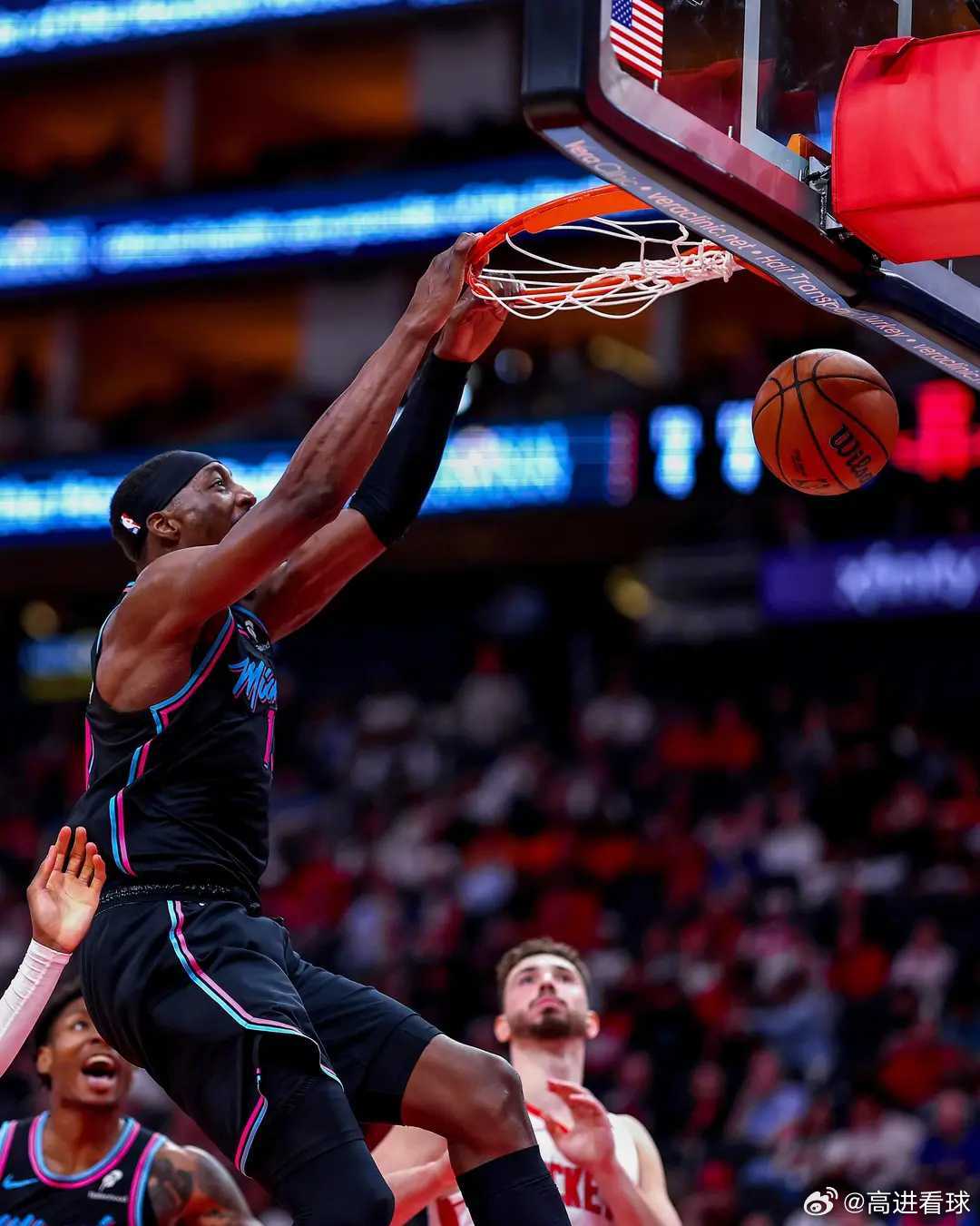 豪华双20沦为空砍，阿德巴约21中12贡献32分21板4助2断北京时间3月22日