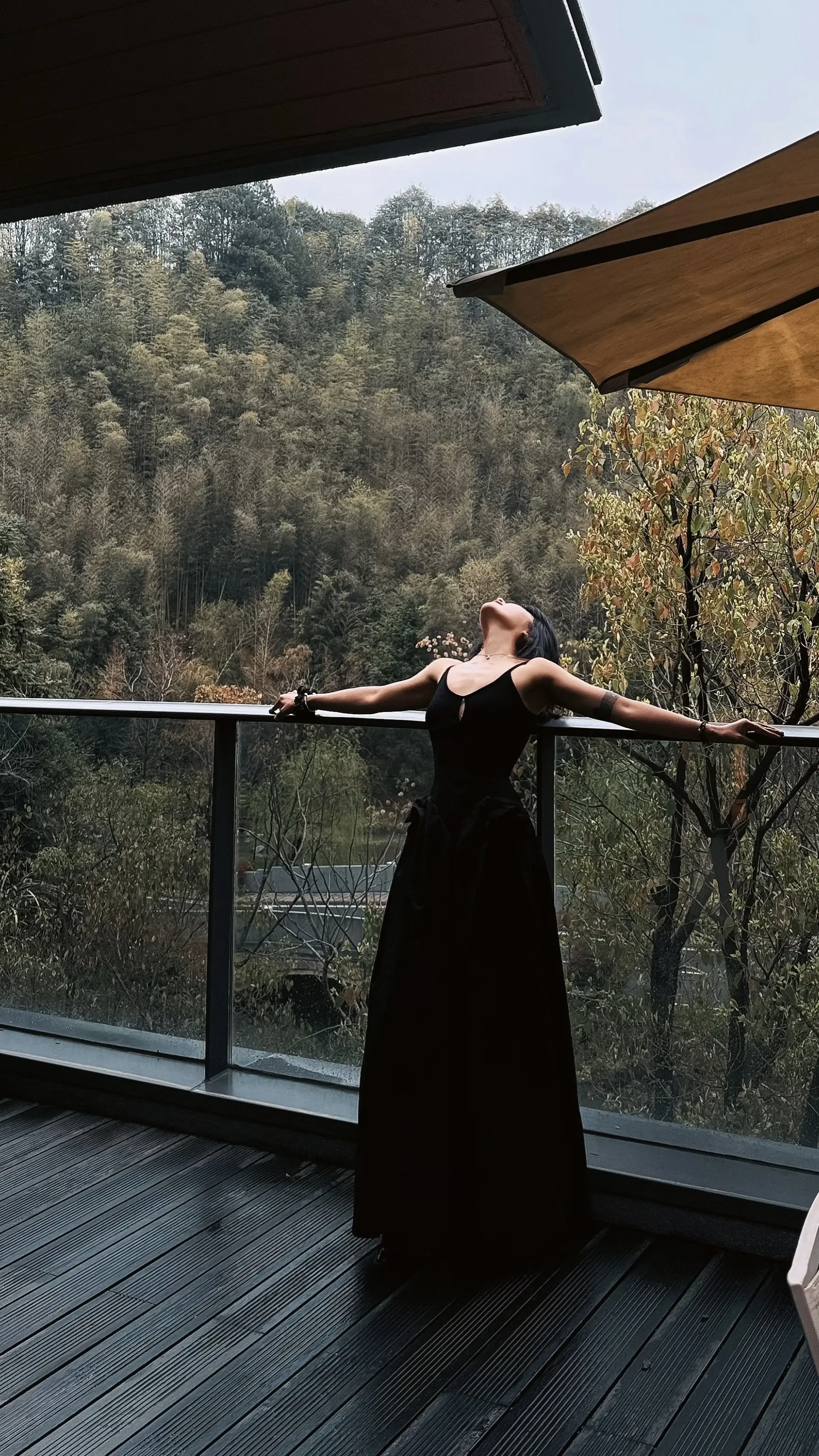 我希望 有一天我们能有个收场。像我这么感性的人 你应该散步的时候牵起我...