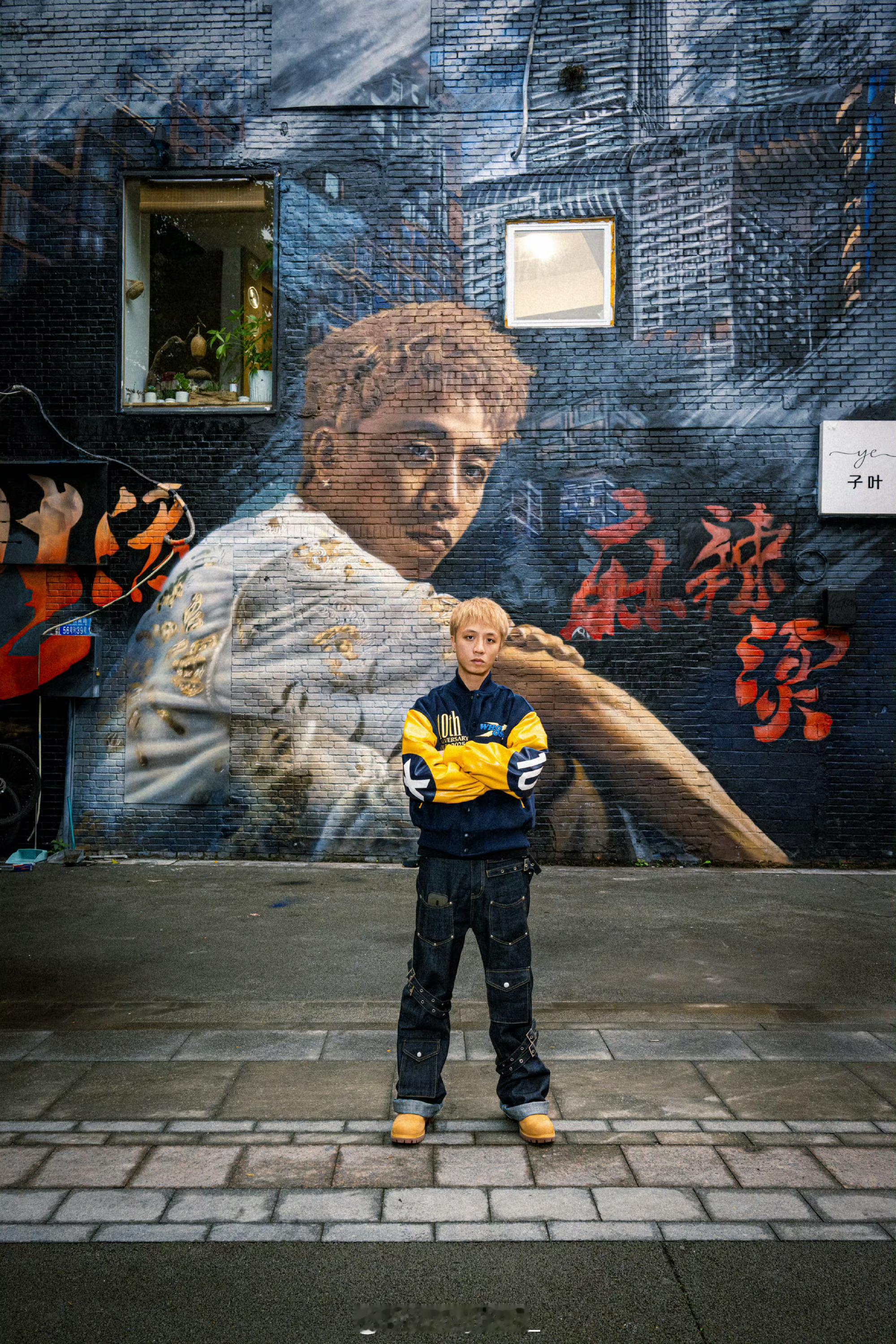 王齐铭打卡自己的涂鸦墙！比出“以下范上”🔥王齐铭