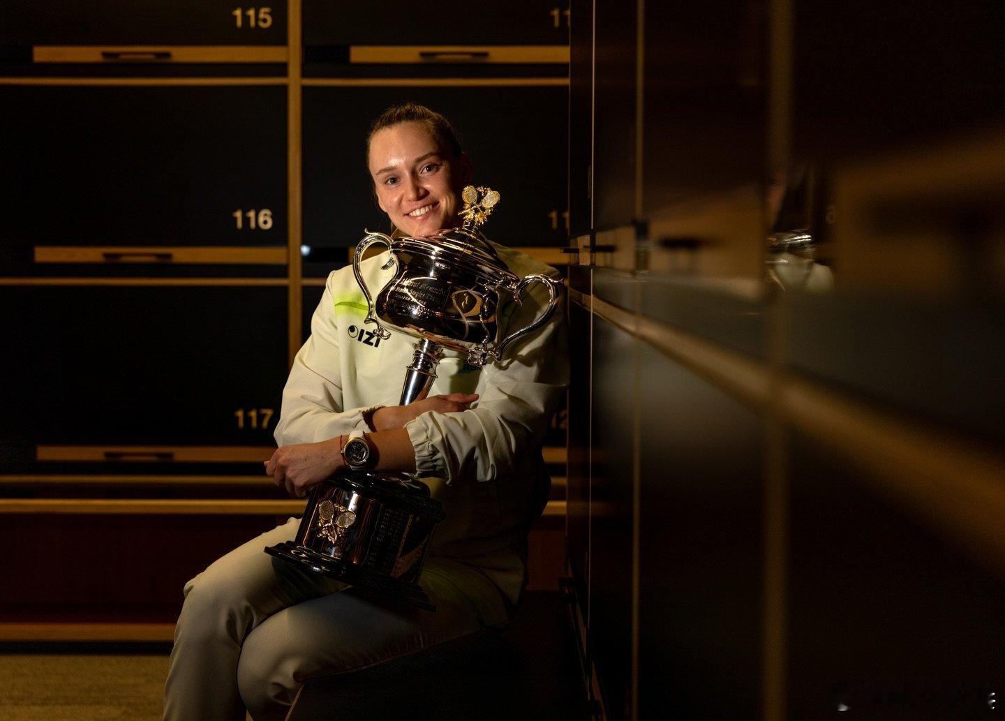 莱巴金娜晒照回顾2026澳网莱巴金娜斩获2026澳网女单冠军，世界排名升至第三莱