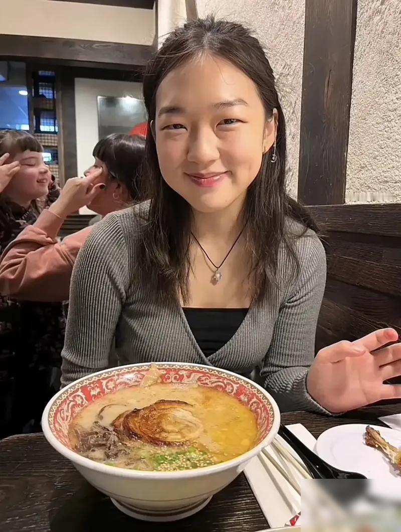 这是2022年在美国亚特兰大火遍全网的真实事件，图中女生是埃默里大学19岁学生R