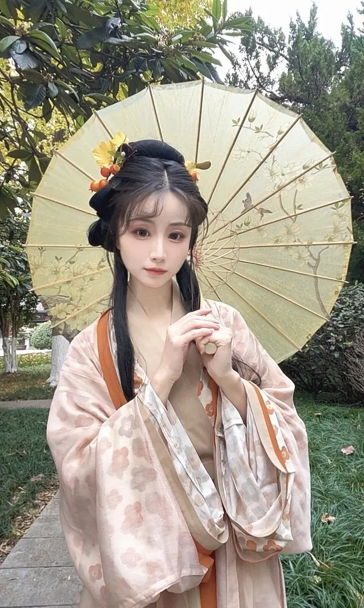 飘落的银杏叶捡来做妆造，不愧是我