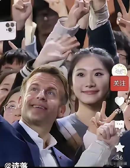 马克龙道访四川大学，镜头的抓拍，这位女大学生能和总统同框，是幸运中的幸运，这回够