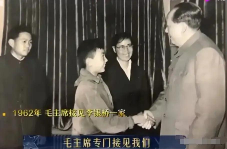 🙏请停留几秒，为伟人点个赞送朵花💐
《毛主席敬人风范》
在历史的长河中，一位