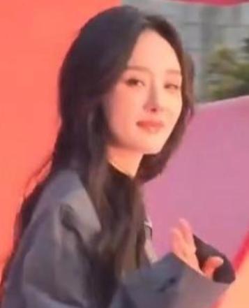 2026年1月22日，杨幂以Prada全球代言人身份亮相上海IFC商场Prada