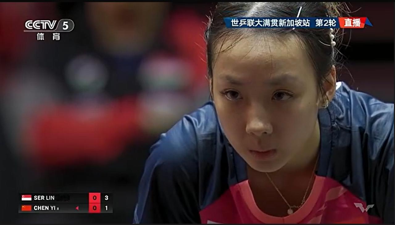 虽然球是输了，但这位年轻的新加坡选手舒麟茜的颜值却出圈了——我承认，对这位脸圆圆