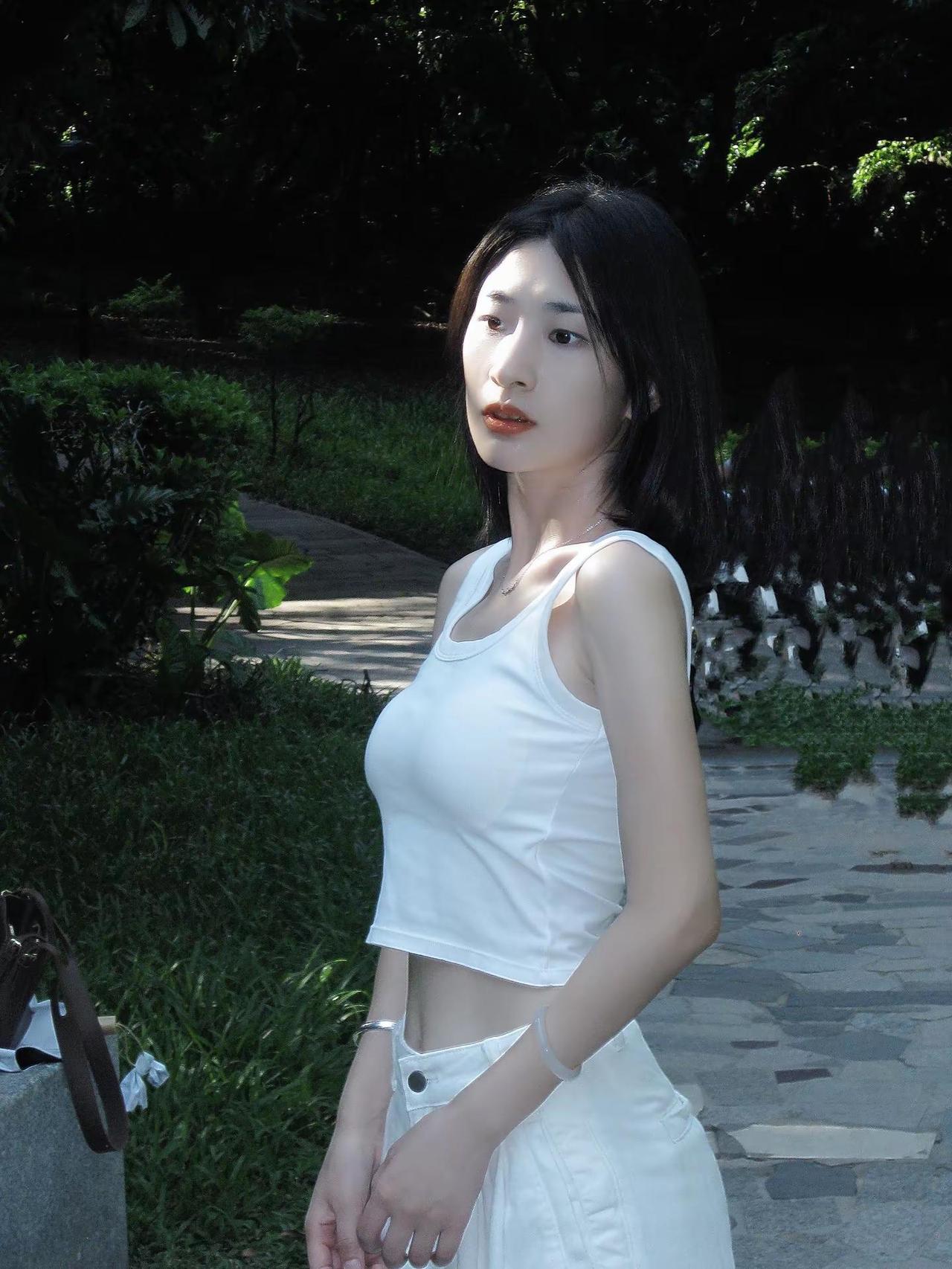 她留短发 淡的妆 身上茉莉花的香 短发