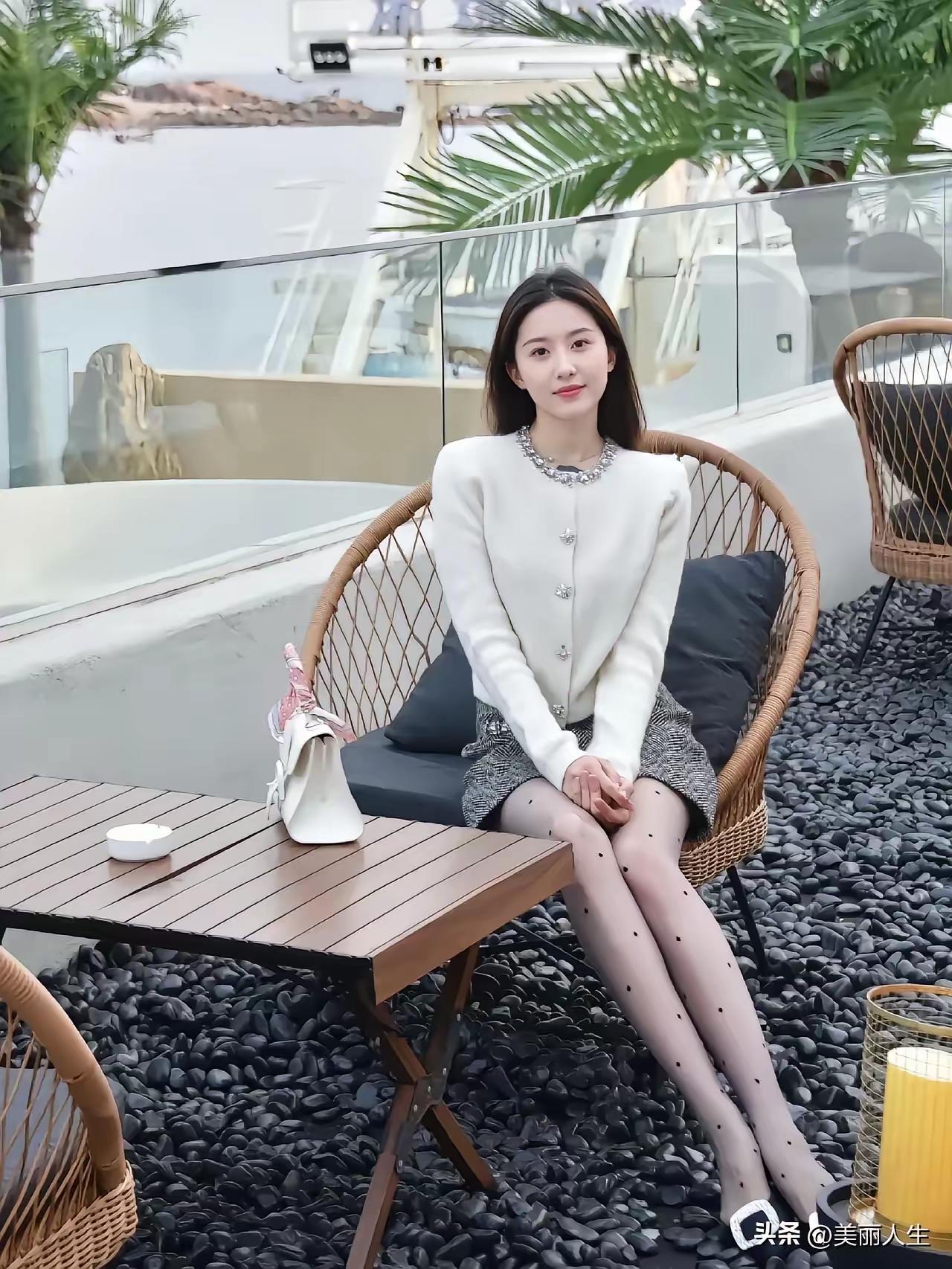 朱粉不深匀,闲花淡淡香。细看诸处好,人人道柳腰身你们见过最耐看的女孩子长什么样子