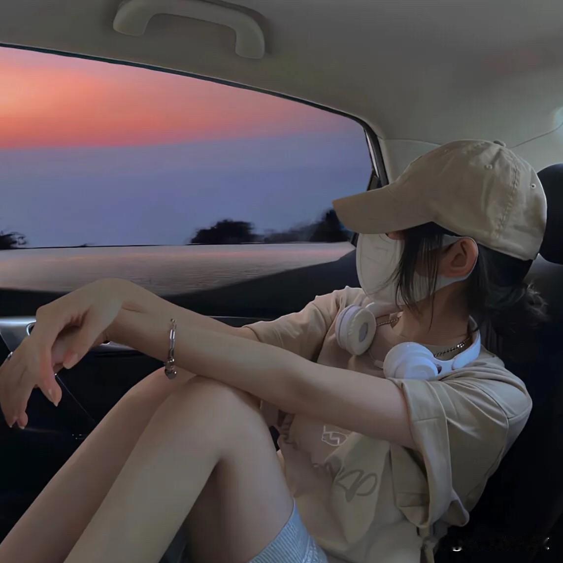 有一种男人

对别人笑脸相迎，甜言蜜语，很是温暖

对自己的老婆却是冷眼相待，恨
