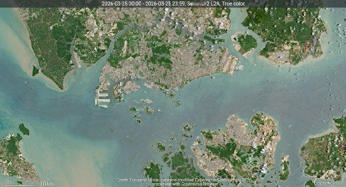 在马来西亚柔佛州的新加坡东港界外锚地（EOPL），数百艘运输伊朗石油的“暗船”油