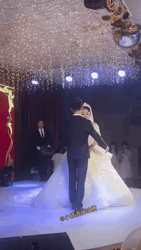 专业的事情交给专业的人，就连婚礼上撒花这件事也是如此。不相信可以试试看[呲牙]