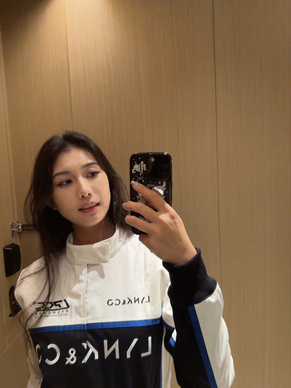 这次带着领克的赛服来的！[喵喵]明天的Look先剧透了～虽然我比去年偷偷长胖了点