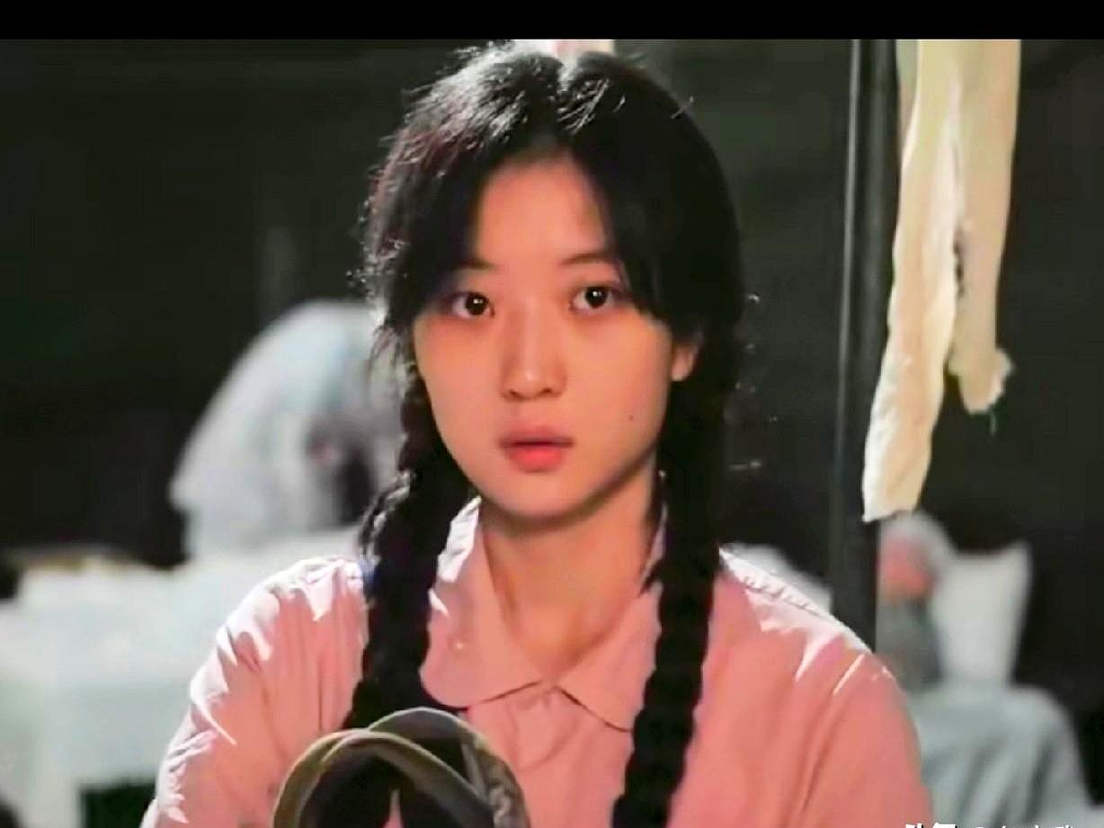 极致的生死相依，往往开局于最冷酷的算计。
 
七十年代末，女工费霓为帮哥哥弄婚房