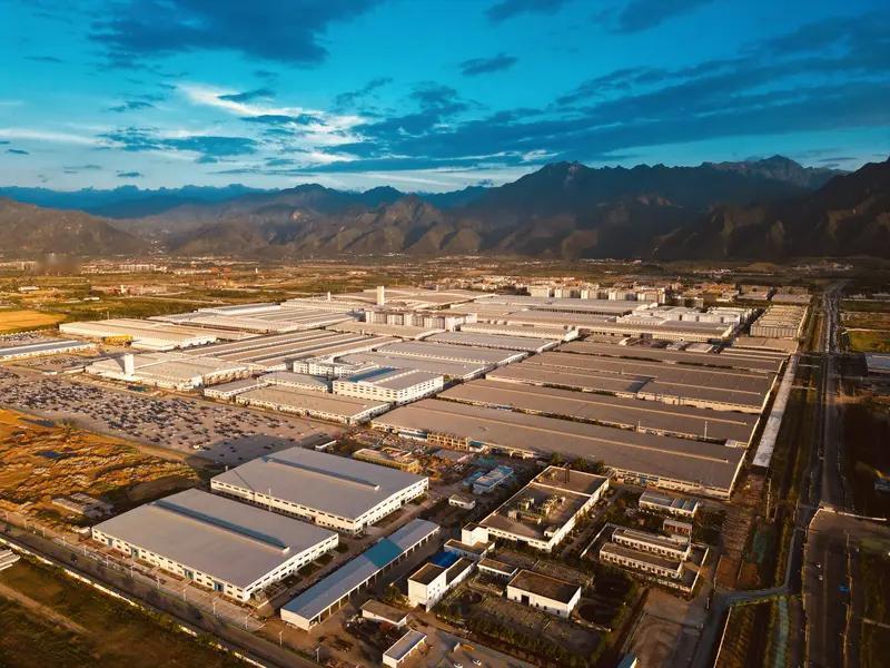 比亚迪助力河南
从“链主”带动到全产业跃升
比亚迪将河南视为全国核心战略要地，通
