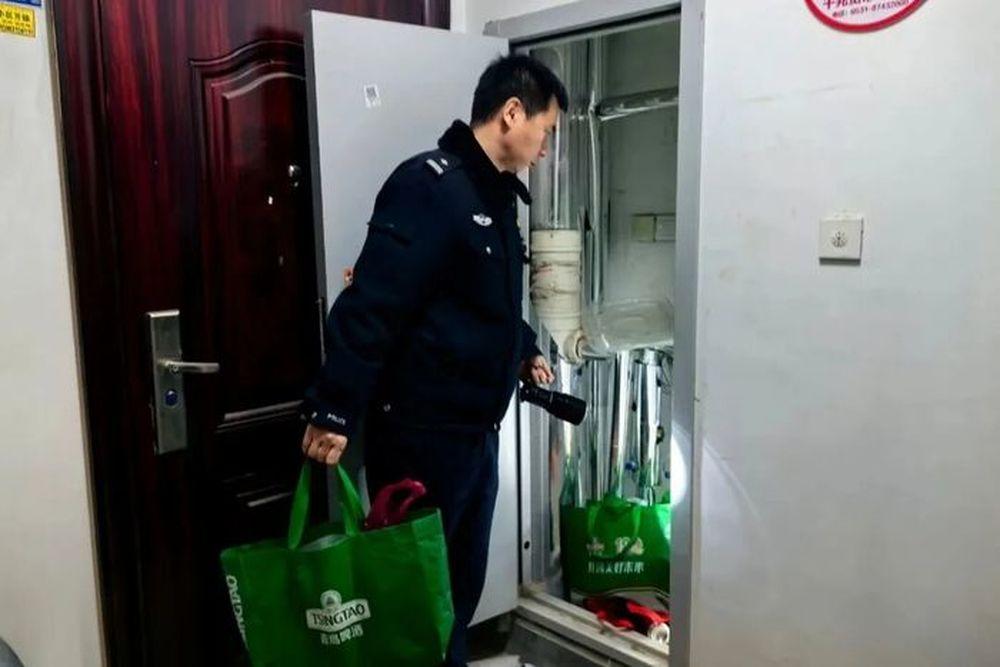 万元现金不慎遗失，民警翻找废品堆帮市民悉数找回
近日，济南长清公安分局崮云湖派出