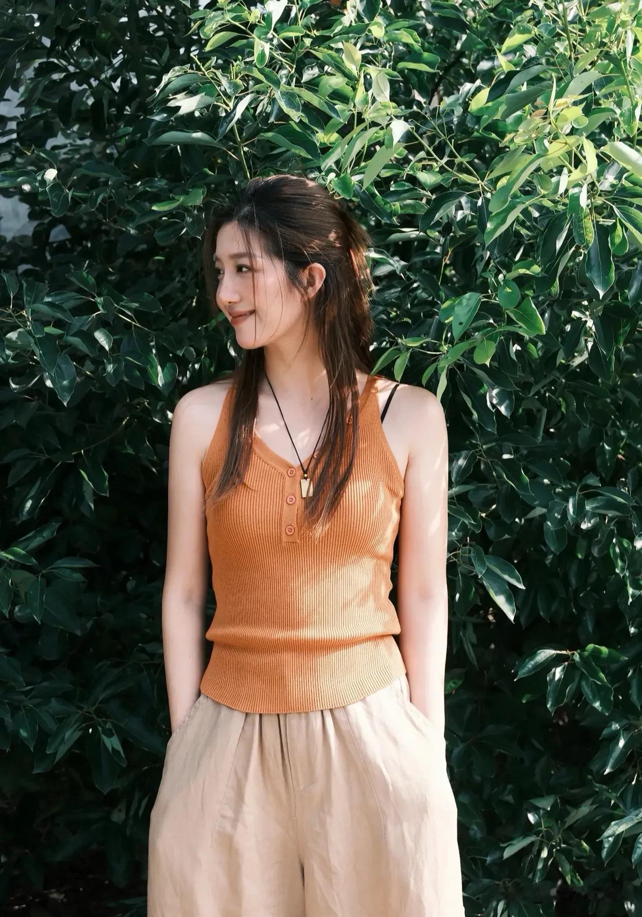 绿荫下的她，仿佛自带滤镜：  
阳光洒在肩头，微风撩起发丝，  
每一步都像踩在