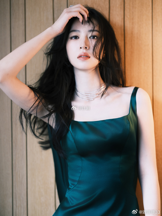 周雨彤那么冷这么美 这身绿裙太衬她了，V领和露背细节都处理得恰到好处，清冷感扑面