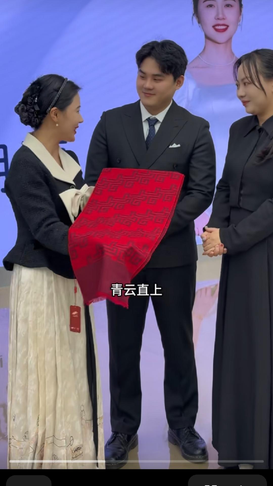 红巾一抹映霞红，赠远韩友意未穷。
万里牵丝连谊厚，千程载暖见情浓。
相逢莫道江湖