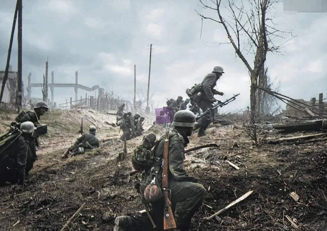 1942年9月，德军步兵在斯大林格勒南部郊区。 在斯大林格勒战役（19...