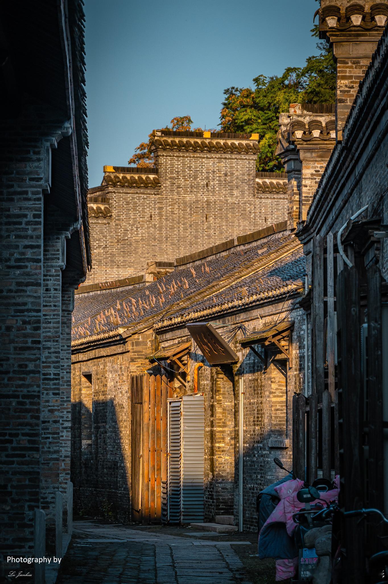 每回到镇江，总喜欢去西津渡转转。西津渡，不仅代表着镇江的历史，更是一处体现镇江人