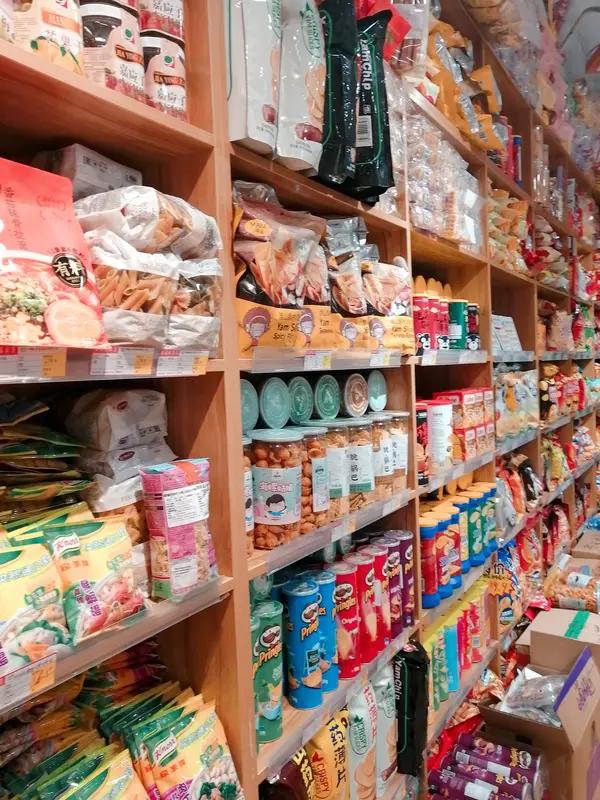 最近刷到好多人吐槽常去的量贩零食店，本来图的是散装挑着买划算，结果好多人踩了缺斤
