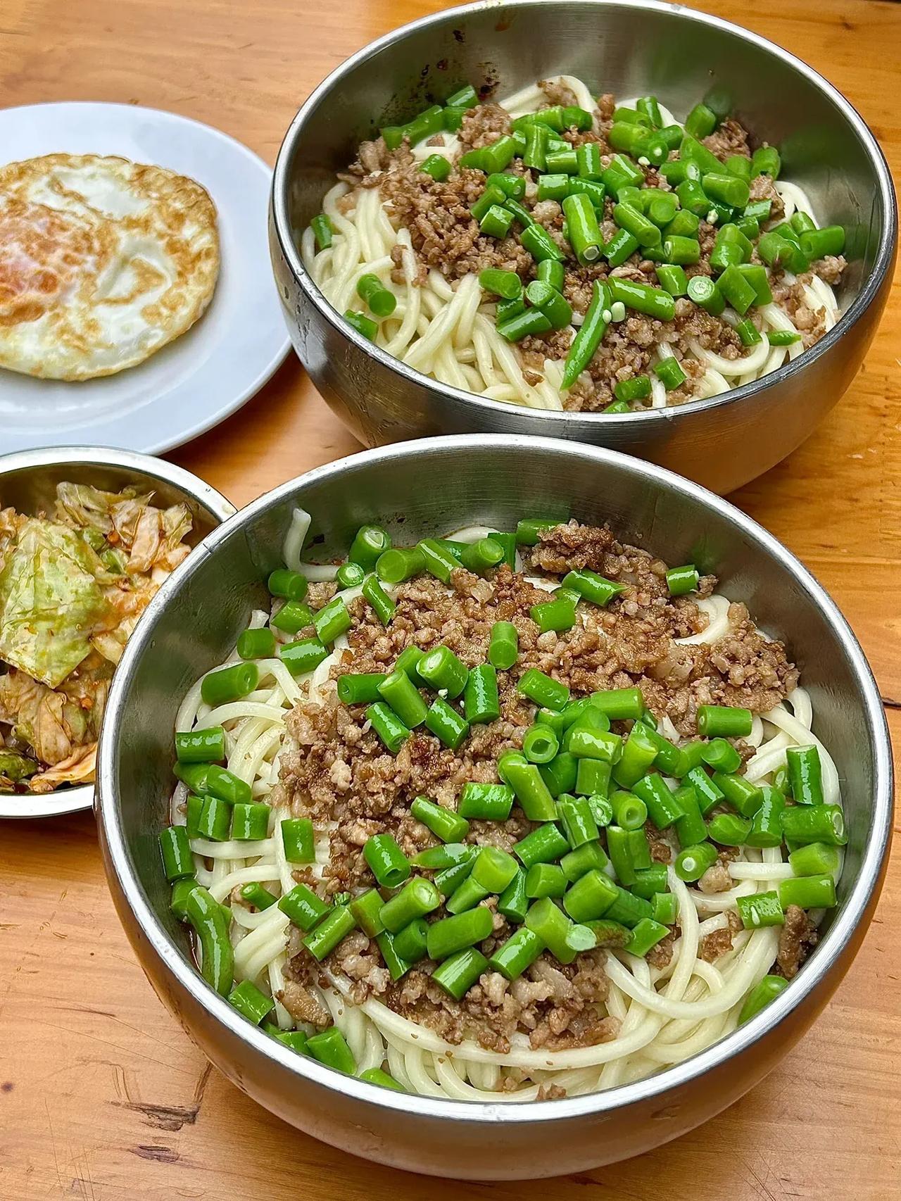 成都🍜只卖一种面的网红老面馆...

朋友经常来吃的一家社区小店
一搜还是明星