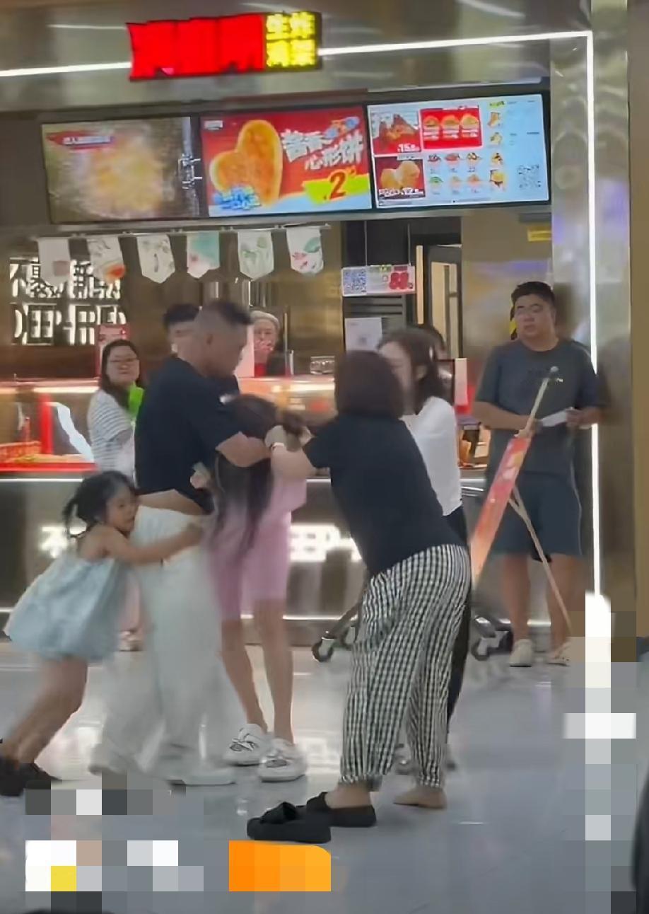 超市内当场抓包。姐妹同心，怒撕破坏别人家庭的第三者……
有网友就提出质疑了，那个
