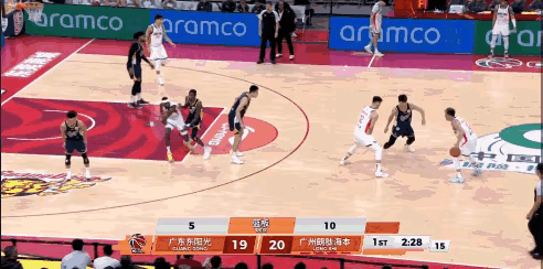 本场比赛的郭艾伦与徐杰终究不是一个档次的！郭艾伦：32岁，身高1.91米，体重8