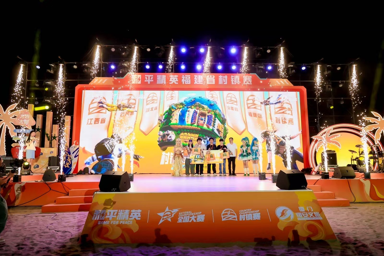 厦门电竞音乐会浪漫浓度超标舞台上的旋律是电竞故事的旁白，台下挥舞的荧光棒是观众的