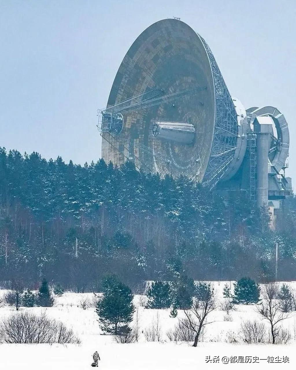 这是不是你心目里面的红岸基地？

巨大的抛物面天线，隐藏在森林当中，在大雪中忽隐