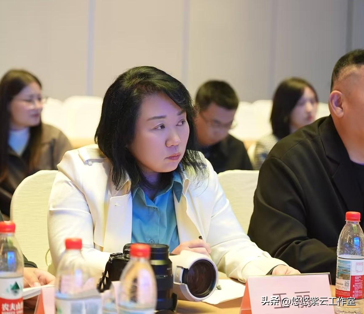 眼里有光、心中有景、既能把生活过得有滋有味，又能从容输出精彩的状态！恰好是马年，