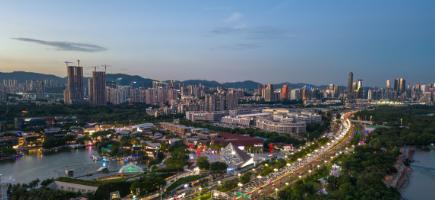 咱们今天聊一所被严重低估的学校——广州民航职业技术学院。
我知道，一说“专科”俩