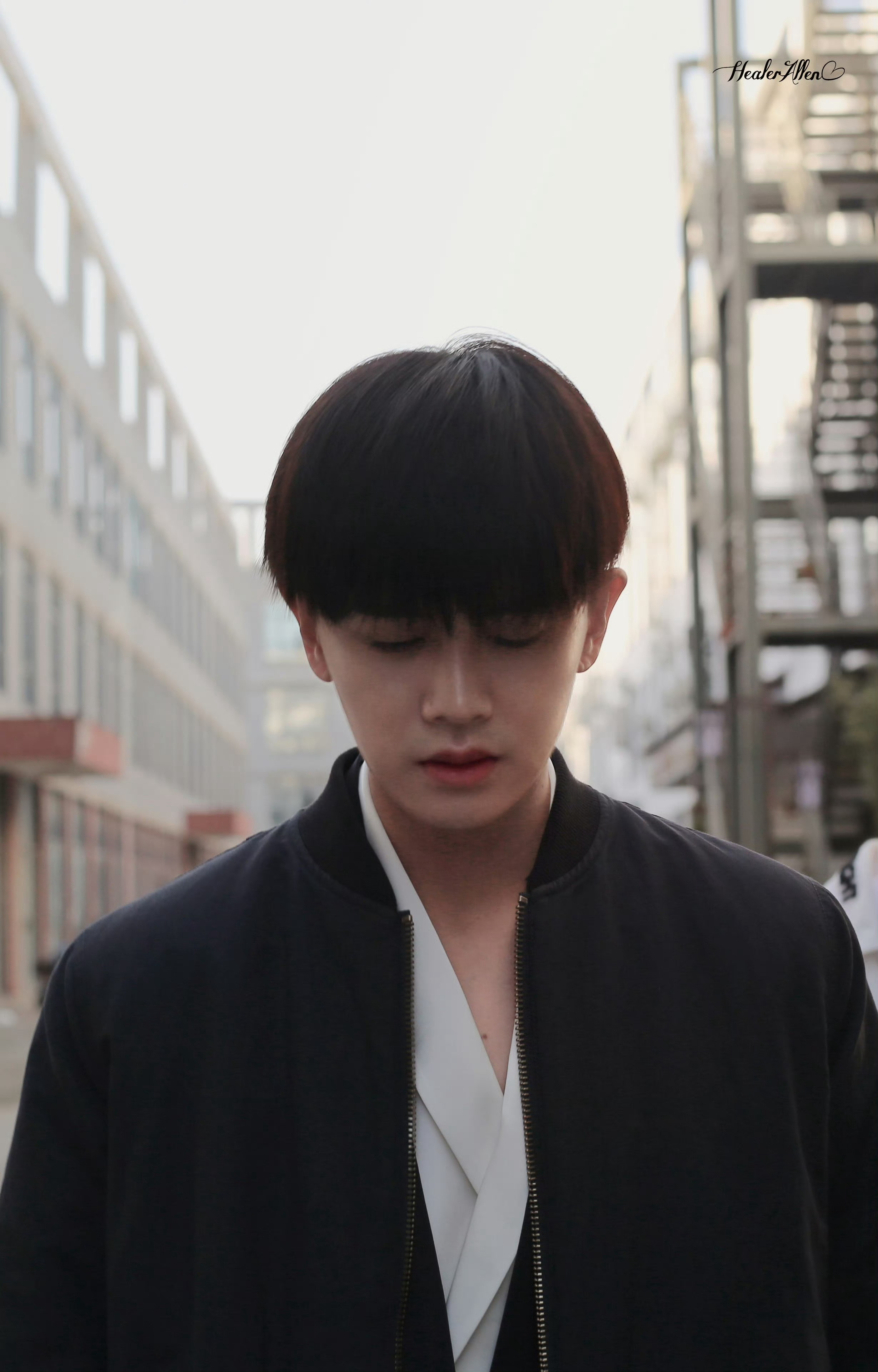 顺毛蘑菇头超咪，真真好看，胸口那个痣太塞克西了任嘉伦任嘉伦2026嘉倍闪耀任嘉伦